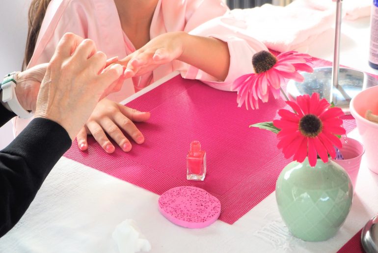 organiser-un-anniversaire-girly-vernis-manucure