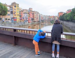 gerone-en-famille-enfants-maisons-colorees-onyar