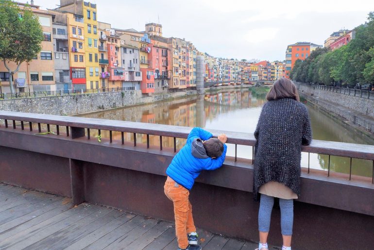 gerone-en-famille-enfants-maisons-colorees-onyar