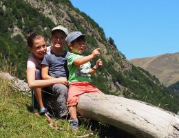 enfant-randonnee-famille-ariege
