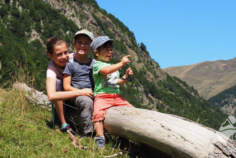 enfant-randonnee-famille-ariege